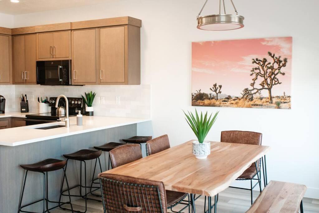Zen Trail Retreat - New 5 Bedroom Luxury Condo セントジョージ エクステリア 写真